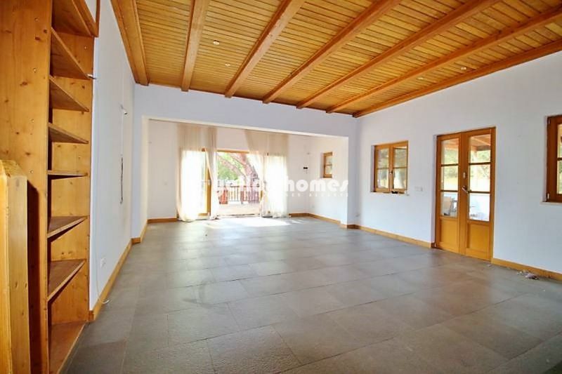 Moradia V4 inserida num espaçoso lote de terreno numa zona rural perto de Lagos